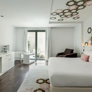 Mate Carla, Hotel